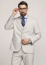 Traje de tres piezas Fellini S6, color beige, compuesto por saco de solapa muesca, chaleco con botones y pantalón de corte recto.