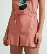 Short color salmón de material sintético con cintura elastizada, cordón de ajuste, bolsillos laterales y detalle de remaches metálicos.
