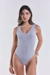Body gris de morley con lycra, escote en V y sin mangas.
