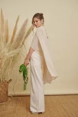 Pantalón ancho de talle alto y corte recto color marfil, de diseño elegante y formal.