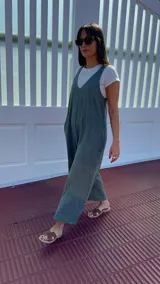 Mono largo color verde azulado, de lino, con breteles finos ajustables que se atan en la espalda.