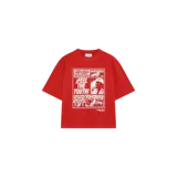 Remera oversize roja de Eme Studios, con cuello redondo y mangas cortas. Cuenta con un gran estampado frontal en color blanco con diseño gráfico, texto y estilo de póster.