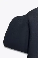 Jersey de punto liso color azul marino, con cuello redondo y mangas cortas abullonadas.