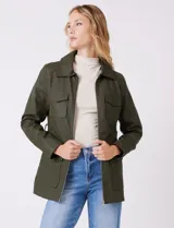 Chaqueta verde militar de eco cuero, marca Baccini, con cuello solapa, cierre frontal y bolsillos aplicados. Incluye cinto de ajuste en la cintura y forro interno a tono.