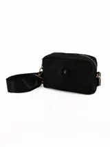 Bandolera negra de diseño rectangular con cierre superior y correa ajustable extraíble. Presenta un detalle circular central y herrajes metálicos dorados.
