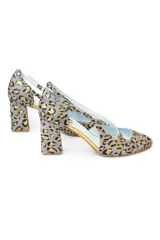 Zapato de tacón con estampado animal print gris y dorado, con puntera fina, talón descubierto y pulsera con hebilla lateral. Tacón ancho de 7 cm y suela de cuero.