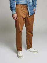 Pantalón negro de corte chino con bolsillos laterales y traseros.