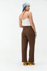 Pantalón de corte ancho y tiro medio, color verde militar, con cintura elástica ajustable mediante cordón y bolsillos laterales.