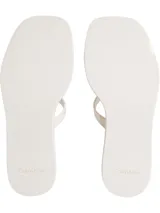 Sandalias Calvin Klein de plástico color crema, con doble tira fina y puntera cuadrada.
