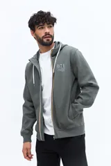 Campera de felpa azul marino con cierre frontal, capucha ajustable con cordones blancos y bolsillos canguro. Presenta un pequeño parche estampado en el pecho izquierdo.