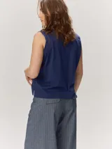 Remera sin mangas de corte relajado, color azul marino, con escote redondo y sutil bordado en el hombro.