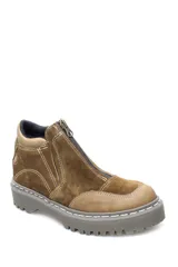 Botin de cuero con diseño bicolor en tonos marrón oscuro y tostado, con cierre frontal y suela track dentada.