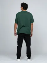 Remera Calvin Klein de manga corta y cuello redondo, color verde oscuro, confeccionada en algodón suave y transpirable. Cuenta con el monograma de la marca bordado en amarillo en el pecho.