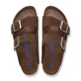 Sandalias Birkenstock modelo Arizona de gamuza color marrón, con doble tira ajustable con hebillas metálicas, plantilla anatómica de corcho y suela de goma negra.