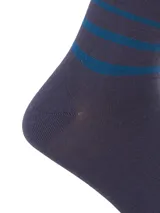 Medias de caña media de fibra de bambú, color azul marino, con franjas horizontales celestes y el logo de la marca bordado en la parte superior y en la puntera.