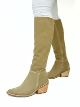 Bota alta de cuero color marrón, con taco de madera y cierre lateral.