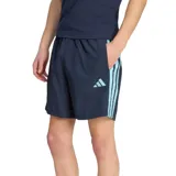 Short de baño Adidas modelo 3S Chelsea WC, color azul marino con las tres tiras características en los laterales y el logo de la marca en celeste. Cuenta con cintura elástica con cordón de ajuste interno.