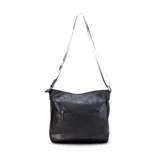 Bandolera morral color beige de símil cuero, con apertura superior con cierre. Cuenta con dos bolsillos frontales con cierre, un bolsillo trasero con cierre y tres bolsillos internos con división y cierres. Incluye una correa de galón regulable a tono.