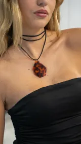 Gargantilla choker de cordón negro con dije geométrico color carey.