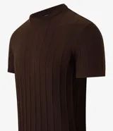 Remera slim de manga corta con cuello redondo, confeccionada en tejido de viscosa con textura de rayas verticales.