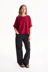 Blusa de lino color crudo, de manga corta con detalles de volados en las mangas y en el ruedo.