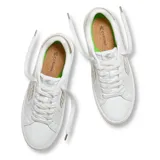 Championes urbanos Cariuma Salvas, color blanco con detalles en dorado, confeccionados en cuero, con logo en el lateral y suela de goma.