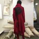 Tapado rojo de lana merino afieltrada, con cuello plisado y guarda tejida en el cuello y ruedo.