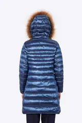 Campera azul metalizado con relleno de plumón sintético y capucha con borde de piel sintética.