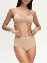 Bombacha de tiro alto color beige, sin costuras visibles.