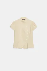 Camisa de manga corta color beige, con cuello alto mao y cierre frontal cruzado con botones.