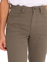 Pantalon de estilo utilitario color verde oliva, con diseño de cinco bolsillos y paneles reforzados en la parte frontal. Presenta cierre con cremallera, ajuste con broche y corte relajado en las piernas.