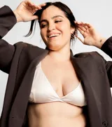 Sostén triangular color crudo, con breteles finos regulables y espalda con cierre de gancho.