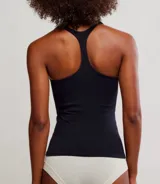 Top musculosa seamless color negro, de calce ceñido y largo a la cadera. Confeccionado en tejido ultrasuave, presenta escote en U y espalda tipo racerback fina.