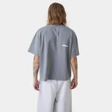 Camiseta gris de corte "boxy fit" con estampado frontal blanco que dice "emestudios" y "EXCLUSIVE PIECES SELECTED WITH CARE / MADRID".