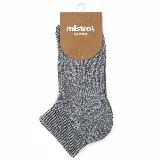 Soquete liso de algodón color gris melange, con elástico acanalado en la parte superior y talón reforzado.