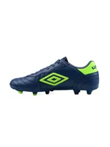 Championes de fútbol Umbro modelo Touch FG, color negro con detalles en turquesa. Presentan el logo de la marca en el lateral y suela con tapones para terreno firme.