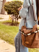 Bolso marrón de cuero gamuzado con correa bandolera de cuero marrón y detalle de cuero con estampado animal print.