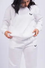 Canguro blanco con capucha, bolsillos laterales y logo pequeño bordado en negro en el pecho.