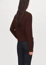 Cardigan de punto marrón oscuro con diseño cruzado, escote en V con solapas en tono crudo y cierre de un botón lateral en contraste.