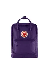 Mochila Fjallraven Kanken Classic color violeta, confeccionada en Vinylon F, con logo reflectivo, manijas superiores y correas ajustables para llevar en la espalda.