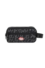 Necessaire de diseño rectangular en color negro, con estampado de corazones en tonos grises y logo de labios rojos en el frente. Cuenta con cierre principal y una manija lateral de cinta con inscripciones.