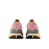 Championes New Balance unisex modelo XC-72, con capellada de gamuza color beige, detalles en verde, naranja y rosa, logo "N" en color naranja, entresuela blanca y suela marrón con diseño de tracción agresivo.