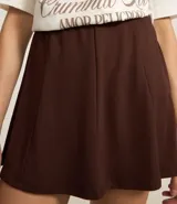 Short pollera de tiro alto en tejido Ponto Roma color marrón, con diseño estructurado, cintura elástica y recortes verticales que le otorgan un aspecto elegante.