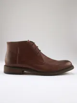 Botas de cuero marrón con cordones, caña baja y suela de goma.