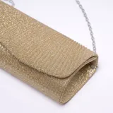 Cartera de mano tipo sobre color dorado con textura plisada y cadena metálica plateada desmontable.