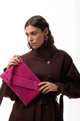 Cartera tipo sobre de cuero gamuza color negro, con diseño versátil que permite cuatro formas de uso: como sobre, colgado a la muñeca, al hombro o como bandolera. Incluye correa larga extraíble y correa corta para la muñeca.