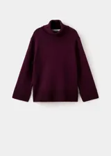Jersey de punto de cuello alto, con diseño recto, aberturas laterales y manga larga con puños acanalados.
