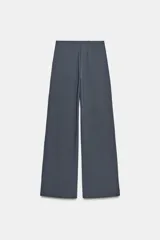 Pantalón de tiro alto con corte ancho y recto, confeccionado en tejido de punto elástico y flexible con cintura elástica.
