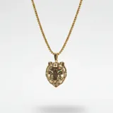 Collar de cadena tipo veneciana en color dorado con dije de cabeza de pantera. El dije presenta un acabado dorado con incrustaciones de piedras negras y ojos en color verde.