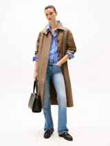 Pantalón de jean de tiro medio con corte bootcut, color celeste claro con efecto de lavado. Cierre con cremallera y botón, cinco bolsillos y logo bordado en el bolsillo trasero.